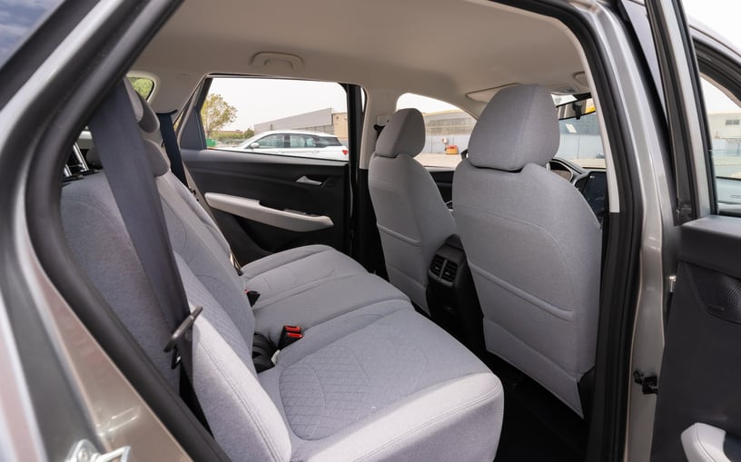 Chevrolet Captiva (Silber), 2024  zur Miete in Sharjah