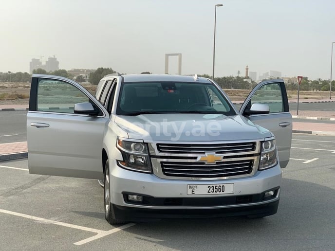 Chevrolet Suburban (Plata), 2018 para alquiler en Dub&aacute;i
