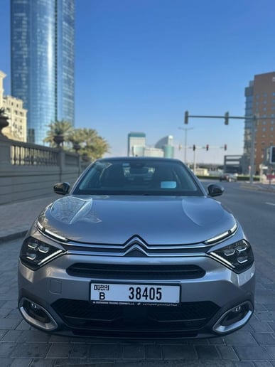 Citroen C4X (Plata), 2024 para alquiler en Dub&aacute;i