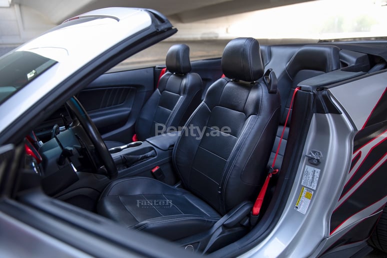 Ford Mustang (Silber), 2020  zur Miete in Dubai