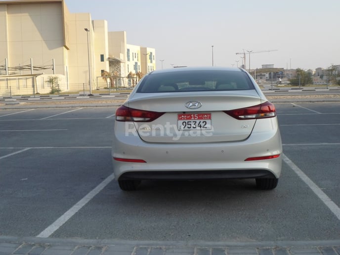 Hyundai Elantra (Silber), 2017  zur Miete in Abu Dhabi