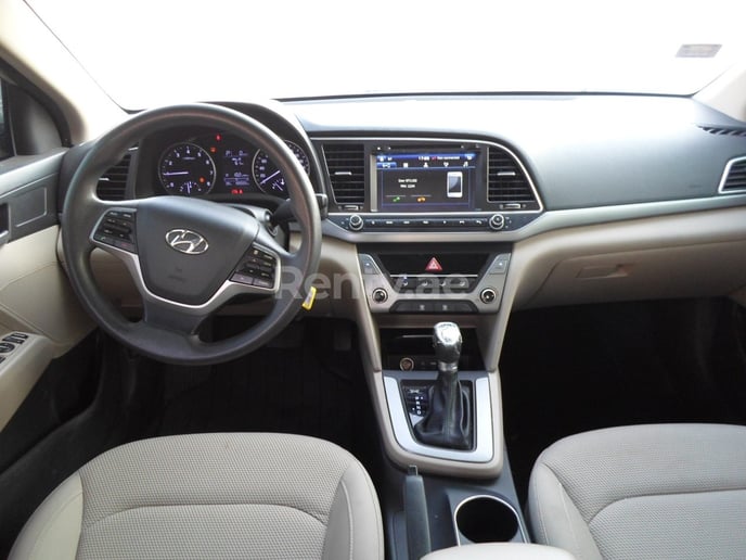 Hyundai Elantra (Silber), 2017  zur Miete in Abu Dhabi