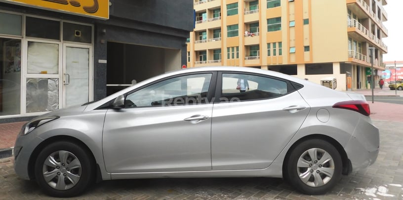 Hyundai Elantra (Plata), 2015 para alquiler en Dub&aacute;i