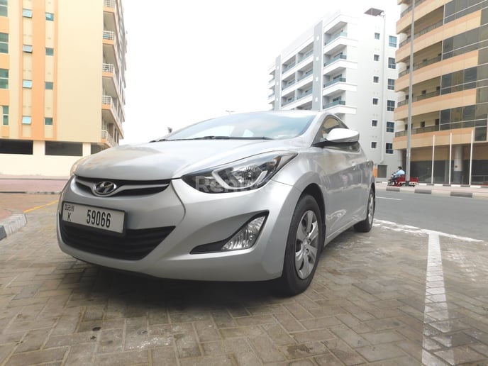 Hyundai Elantra (Plata), 2015 para alquiler en Dub&aacute;i