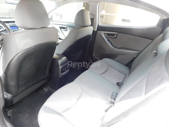 Hyundai Elantra (Plata), 2015 para alquiler en Dub&aacute;i