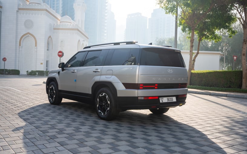 Hyundai Santa Fe (Argento), 2025 in affitto a Sharjah