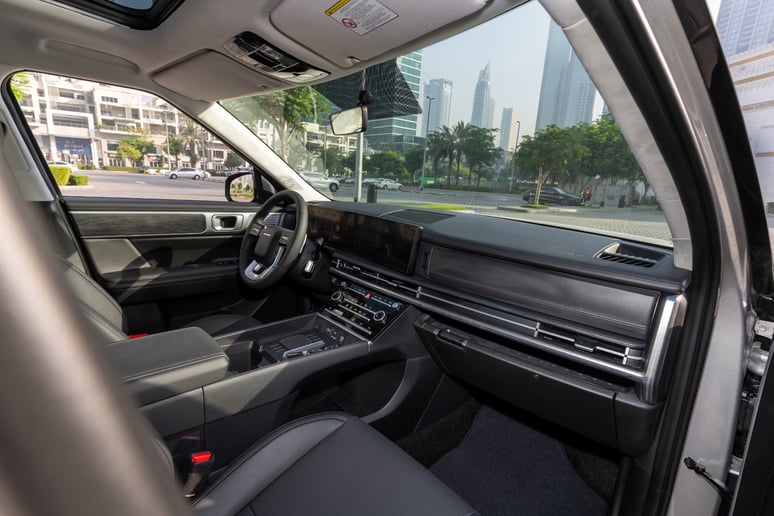 Hyundai Santa Fe (Argento), 2025 in affitto a Sharjah
