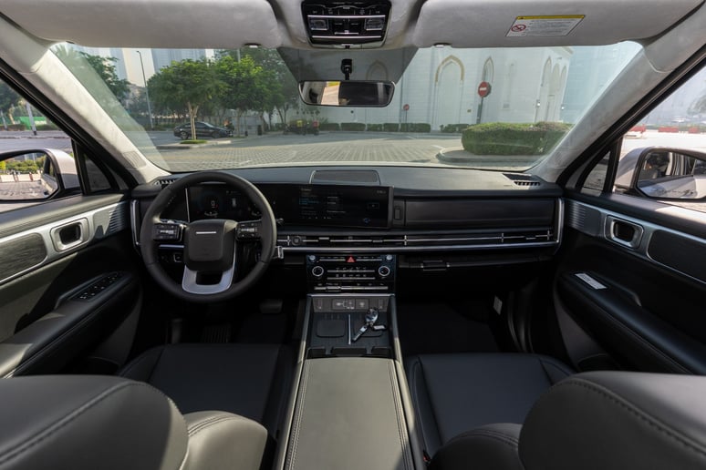 Hyundai Santa Fe (Argento), 2025 in affitto a Sharjah