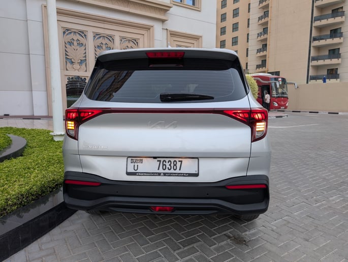 Abu Dabi'de kiralık KIA Carens (G&uuml;m&uuml;ş), 2025