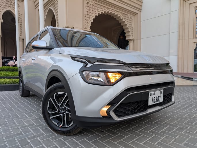 Abu Dabi'de kiralık KIA Carens (G&uuml;m&uuml;ş), 2025