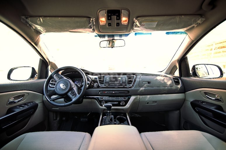KIA Carnival (Argento), 2018 in affitto a Dubai