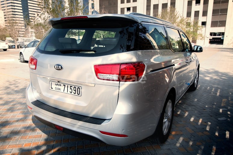 KIA Carnival (Argento), 2018 in affitto a Dubai