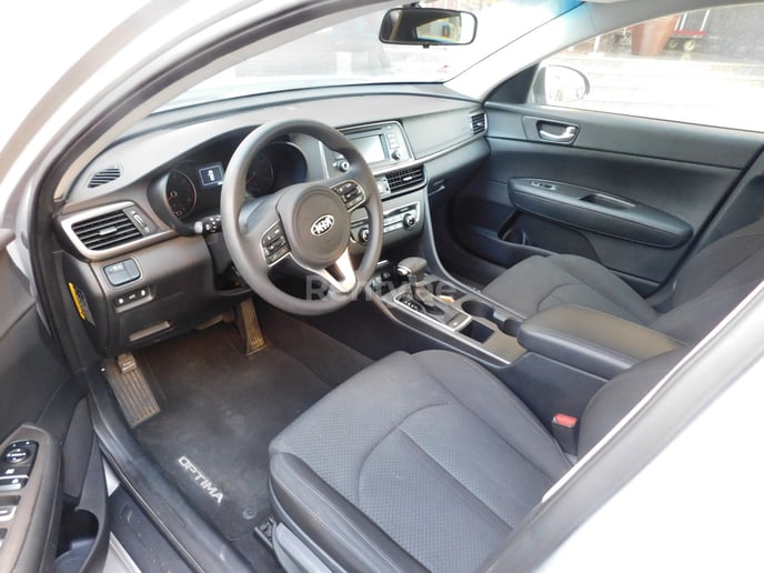 Dubai'de kiralık KIA Optima (G&uuml;m&uuml;ş), 2017