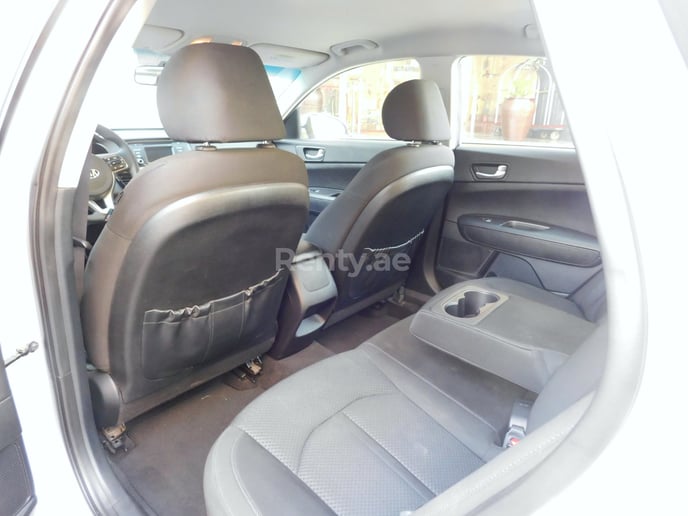 Dubai'de kiralık KIA Optima (G&uuml;m&uuml;ş), 2017
