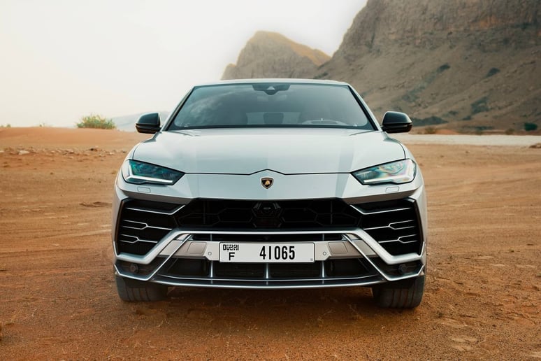 Lamborghini Urus (Zilver), 2021 te huur in Dubai