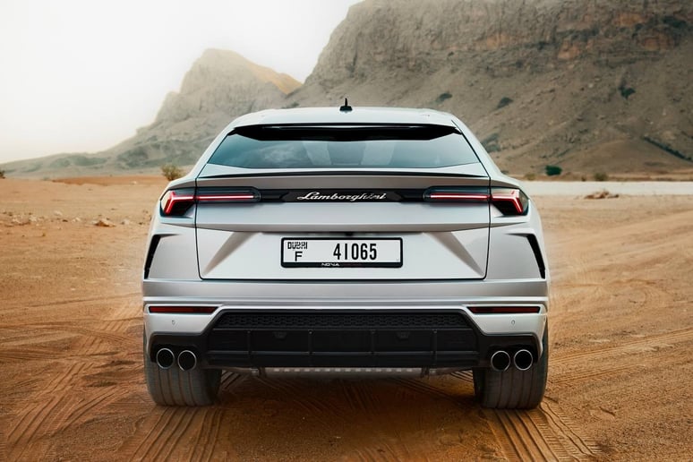 Lamborghini Urus (Zilver), 2021 te huur in Dubai
