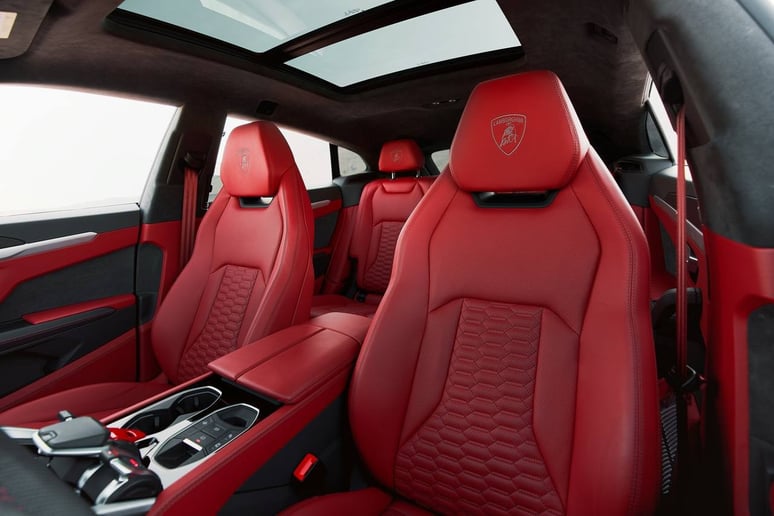 Lamborghini Urus (Zilver), 2021 te huur in Dubai