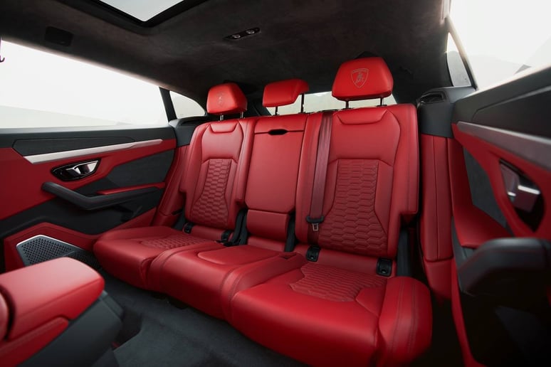 Lamborghini Urus (Zilver), 2021 te huur in Dubai