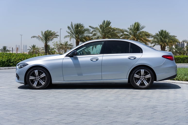 Mercedes C200 (Argent), 2022 &agrave; louer &agrave; Abu Dhabi