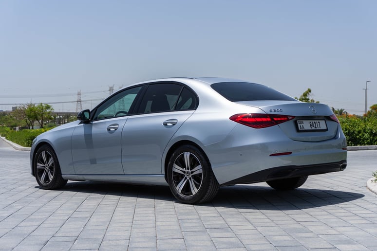 Mercedes C200 (Argent), 2022 &agrave; louer &agrave; Abu Dhabi