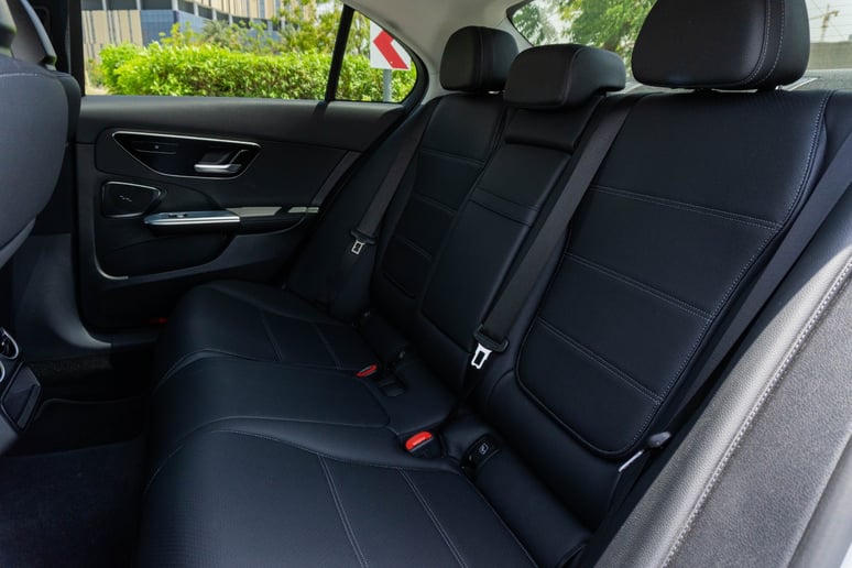 Mercedes C200 (Argent), 2022 &agrave; louer &agrave; Abu Dhabi
