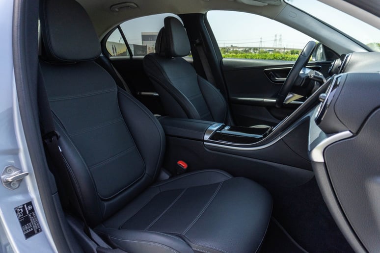 Mercedes C200 (Argent), 2022 &agrave; louer &agrave; Abu Dhabi
