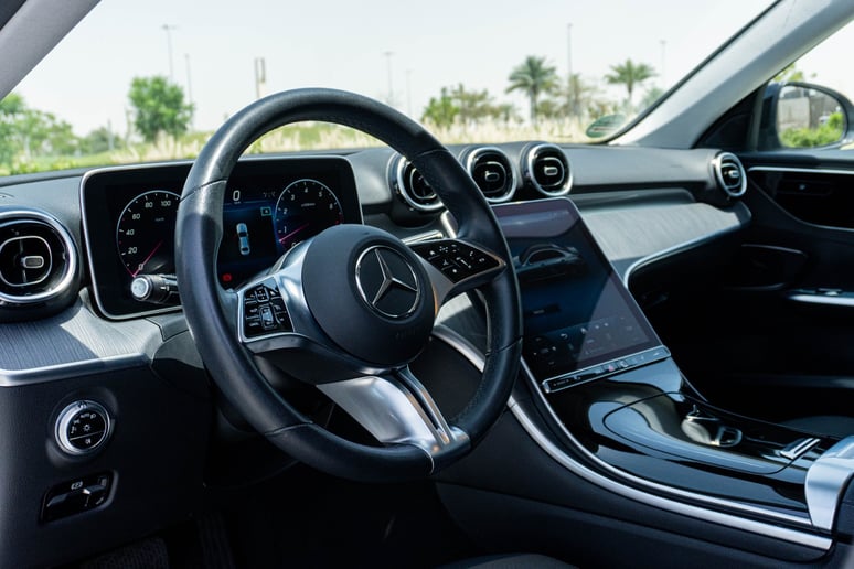 Mercedes C200 (Argent), 2022 &agrave; louer &agrave; Abu Dhabi