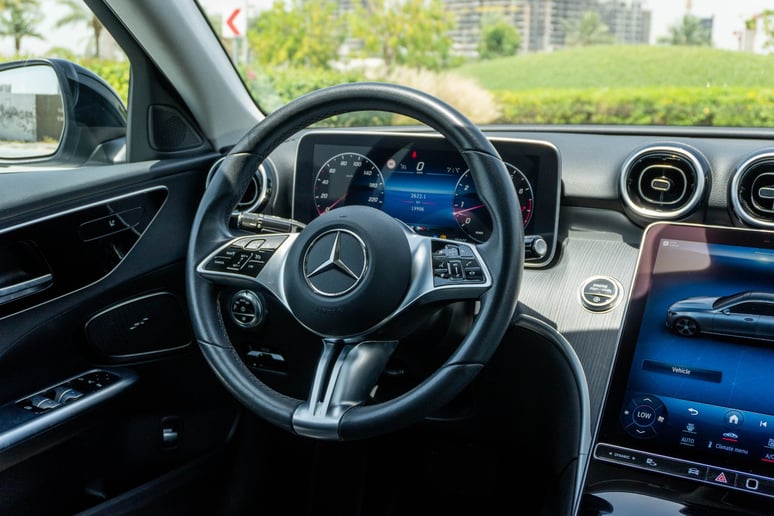 Mercedes C200 (Argent), 2022 &agrave; louer &agrave; Abu Dhabi