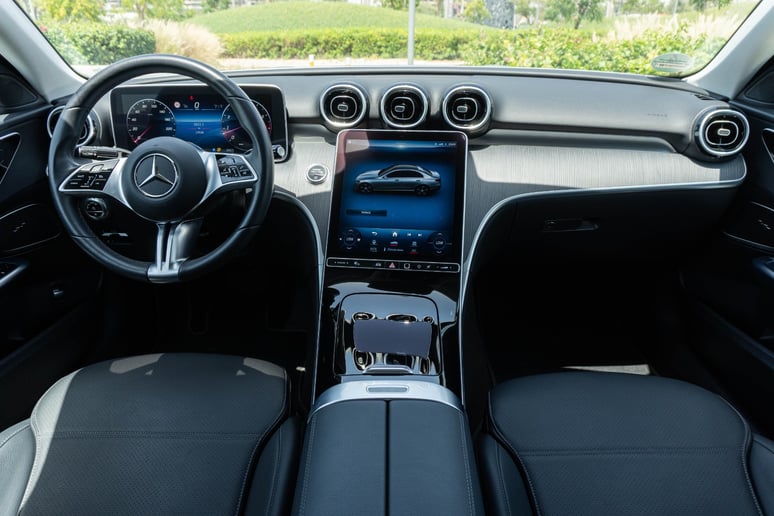 Mercedes C200 (Argent), 2022 &agrave; louer &agrave; Abu Dhabi