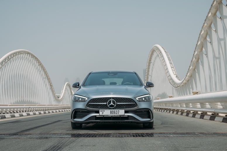 Şarika'de kiralık Mercedes C200 (G&uuml;m&uuml;ş), 2023