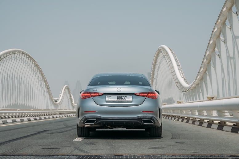 Şarika'de kiralık Mercedes C200 (G&uuml;m&uuml;ş), 2023