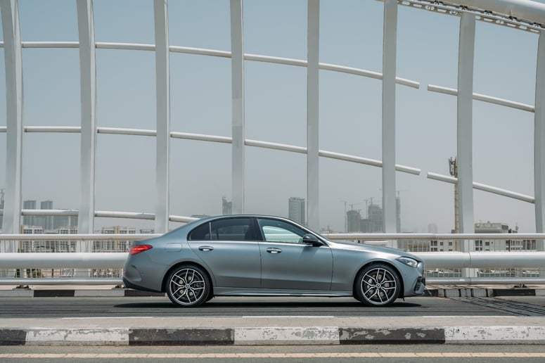 Şarika'de kiralık Mercedes C200 (G&uuml;m&uuml;ş), 2023