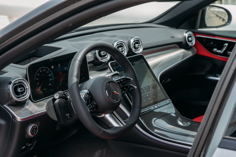 Şarika'de kiralık Mercedes C200 (G&uuml;m&uuml;ş), 2023