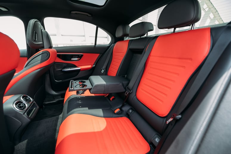 Şarika'de kiralık Mercedes C200 (G&uuml;m&uuml;ş), 2023