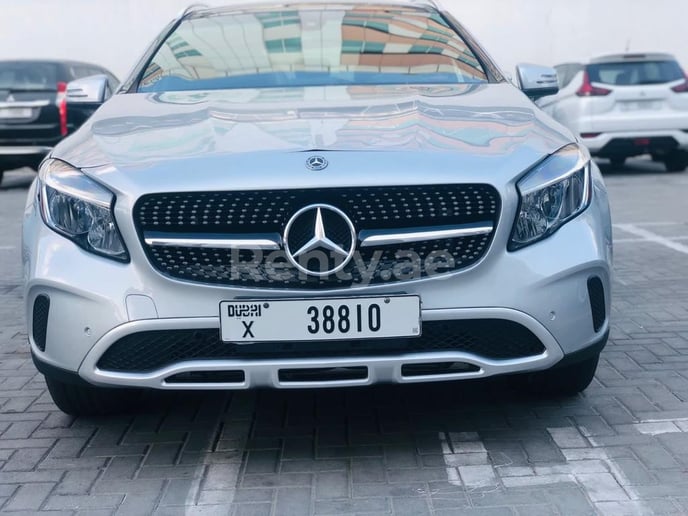 إيجار مرسيدس GLA (فضة), 2020 في دبي