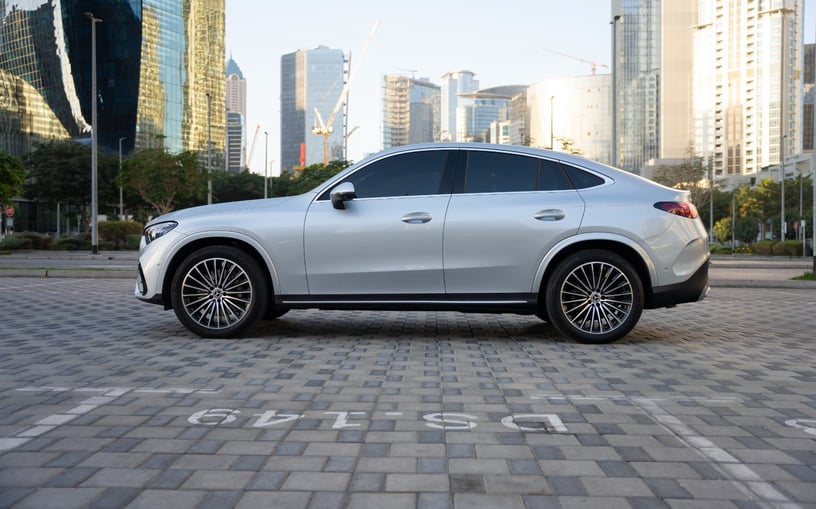 Mercedes GLC 300 (Plata), 2024 para alquiler en Sharjah