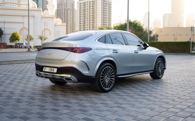 Mercedes GLC 300 (Plata), 2024 para alquiler en Sharjah