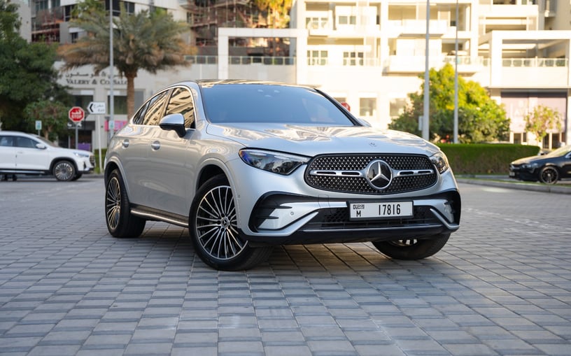Mercedes GLC 300 (Plata), 2024 para alquiler en Sharjah