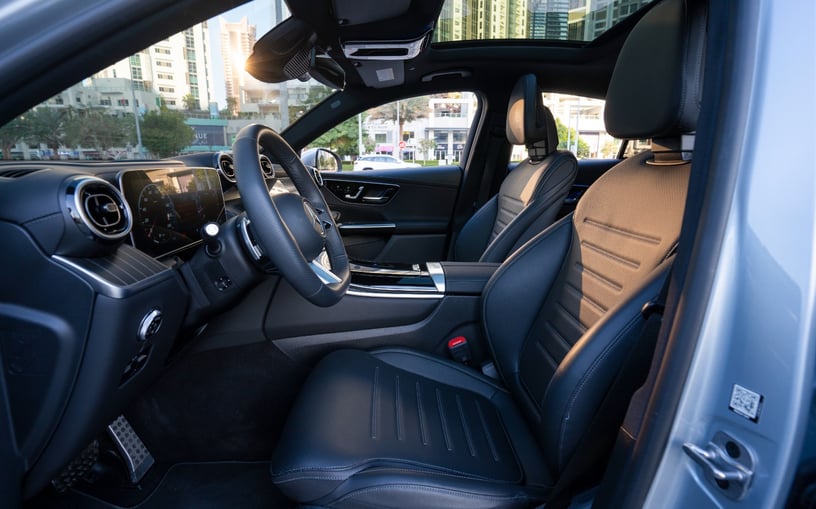 Mercedes GLC 300 (Plata), 2024 para alquiler en Sharjah