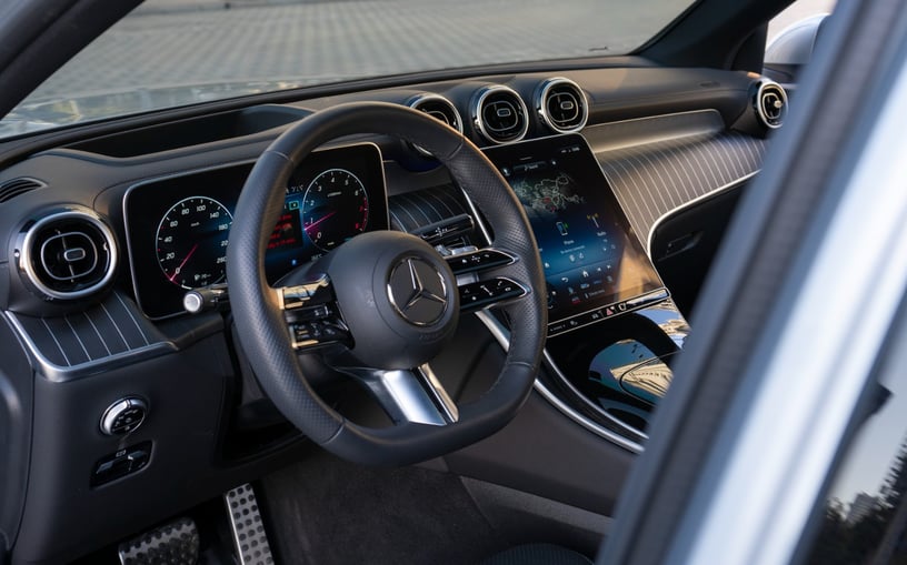 Mercedes GLC 300 (Plata), 2024 para alquiler en Sharjah