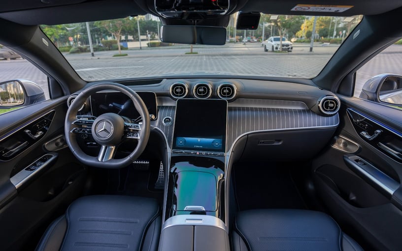 Mercedes GLC 300 (Plata), 2024 para alquiler en Sharjah