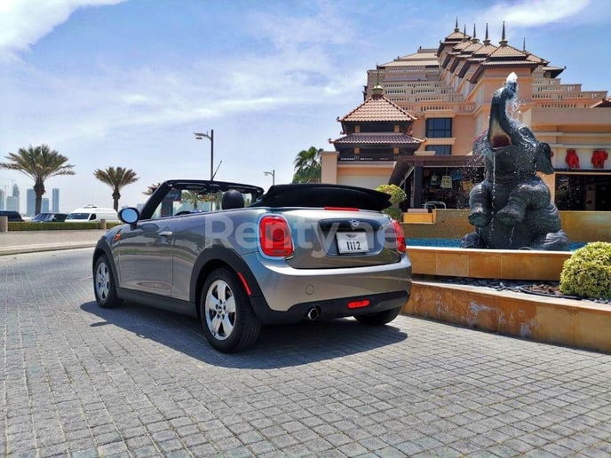 Mini Cooper cabrio (Silber), 2019  zur Miete in Dubai