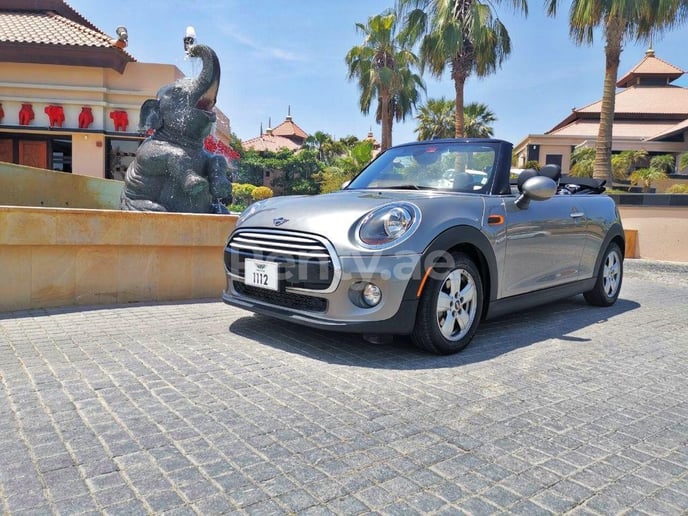 Mini Cooper cabrio (Silber), 2019  zur Miete in Dubai