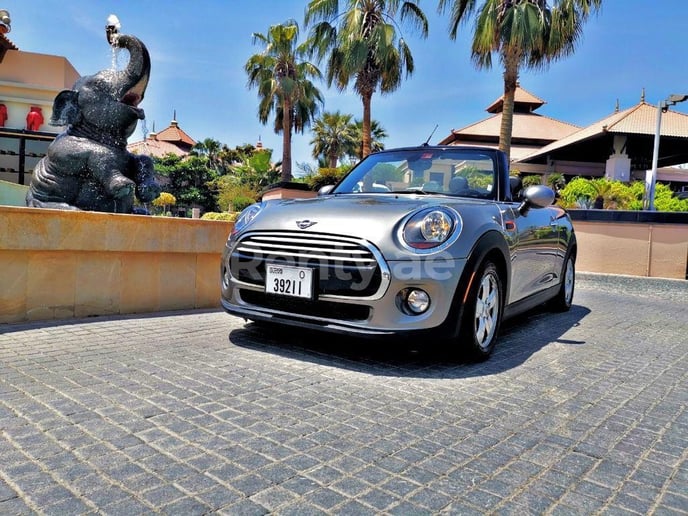 Mini Cooper cabrio (Silber), 2019  zur Miete in Dubai