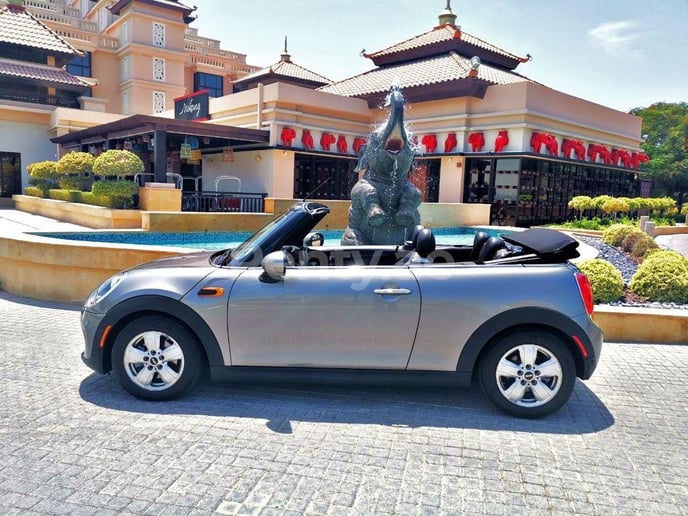 Mini Cooper cabrio (Silber), 2019  zur Miete in Dubai