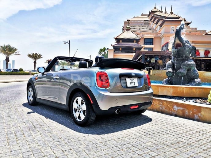 Mini Cooper cabrio (Silber), 2019  zur Miete in Dubai