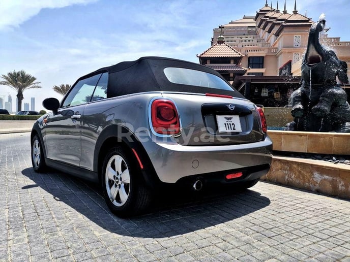 Mini Cooper cabrio (Silber), 2019  zur Miete in Dubai