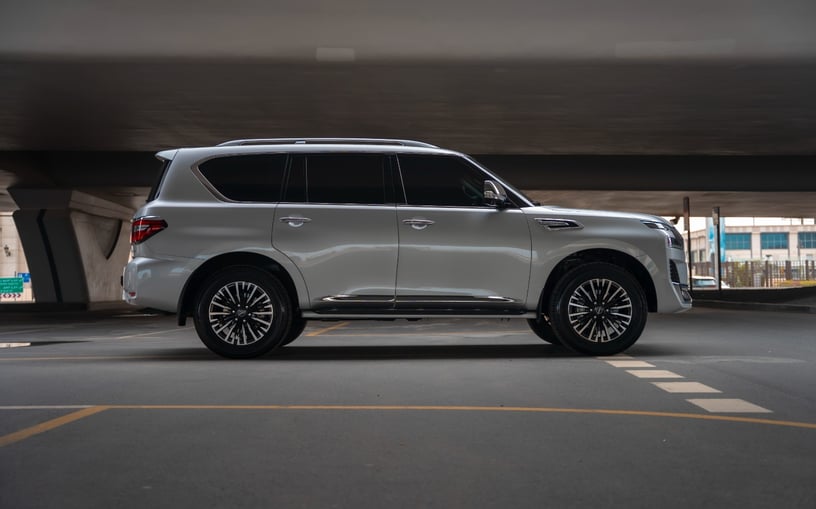 Nissan Patrol Platinum V6 (Zilver), 2024 te huur in Sharjah