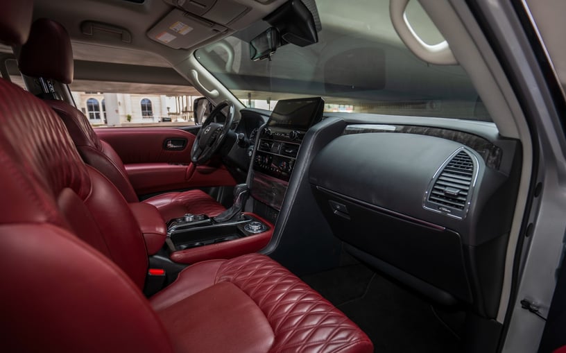 Nissan Patrol Platinum V6 (Zilver), 2024 te huur in Sharjah