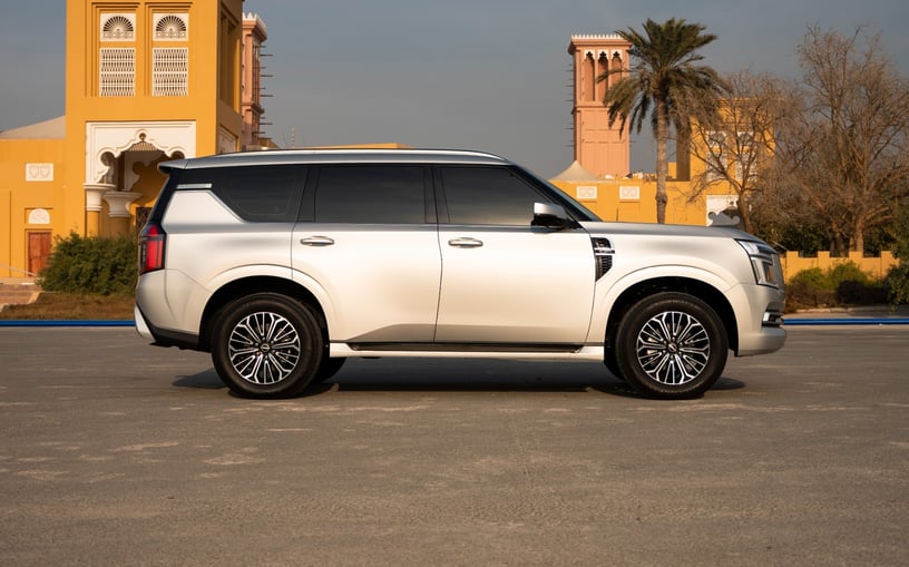 Nissan Patrol Platinum V6 (Zilver), 2025 te huur in Sharjah